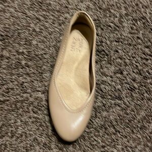 Naturalizer ballerina flats size 6 beautiful color and fit with almost anything